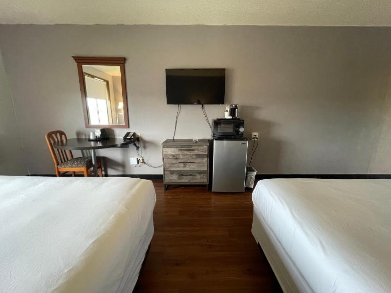 Economy Queen Room with Two Queen Beds  image 3