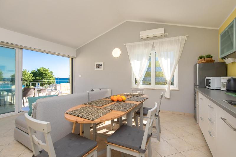 Apartment PORTAPISANA just 50m from the beach - image 32