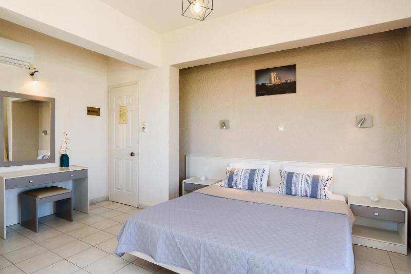 Eugenia Studios & Apartments - image 3