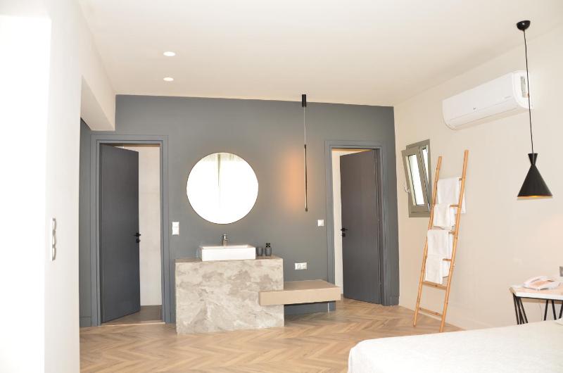 Deluxe King Suite image 2