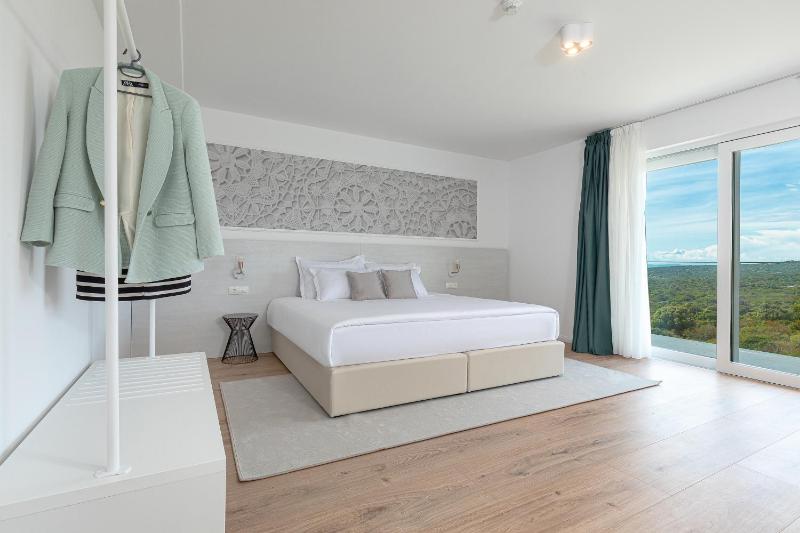 Deluxe King Room with Sea View image 3