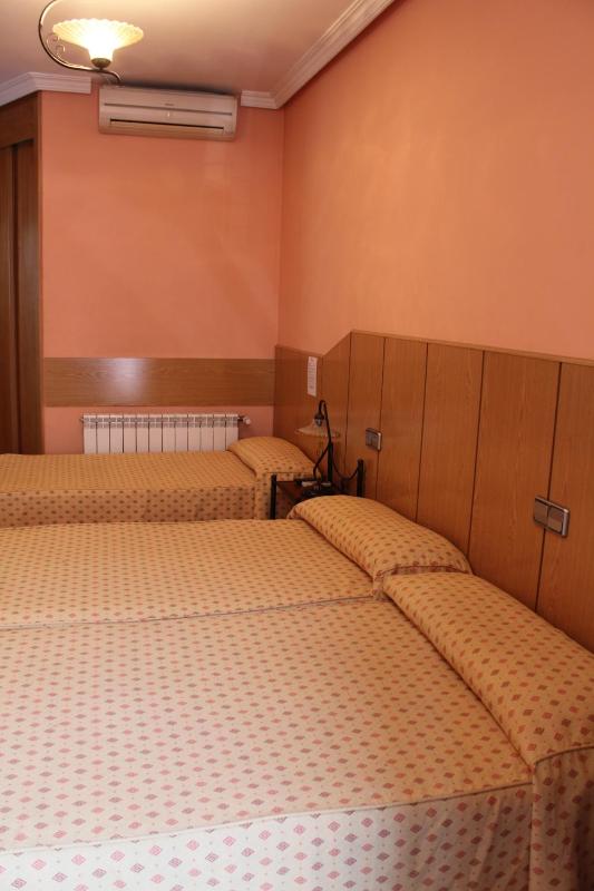 Twin Room with Extra Bed image 3