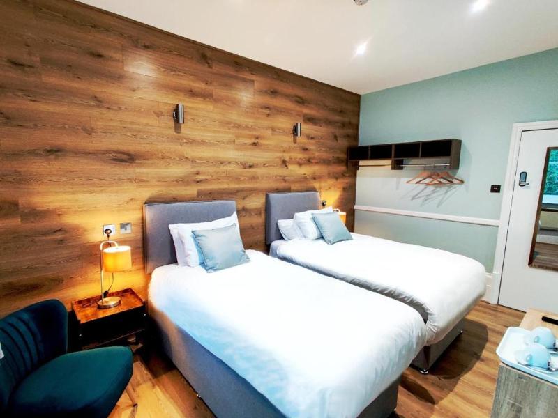 Standard Twin Room image 1