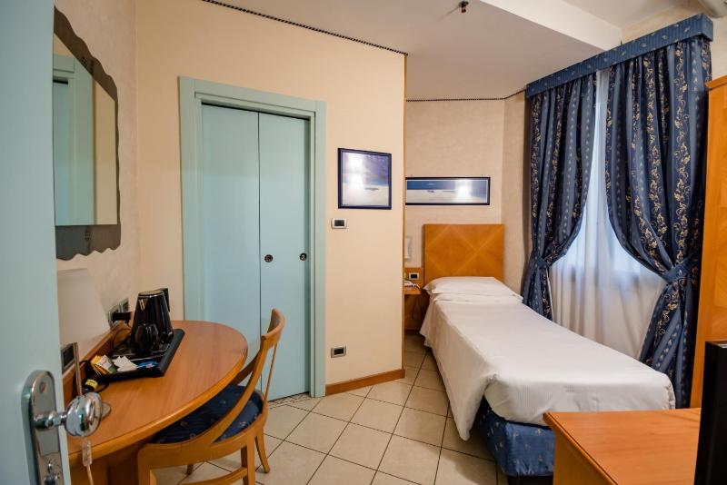Single Room image 3