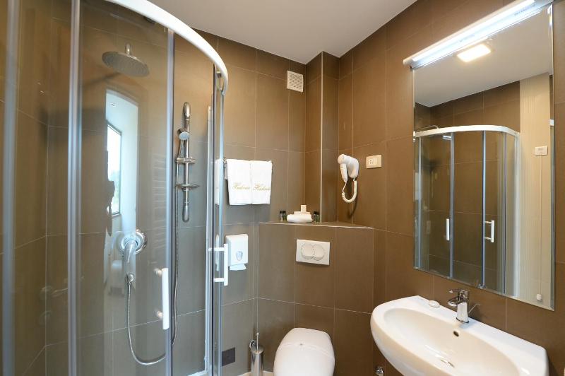 Twin Room image 4