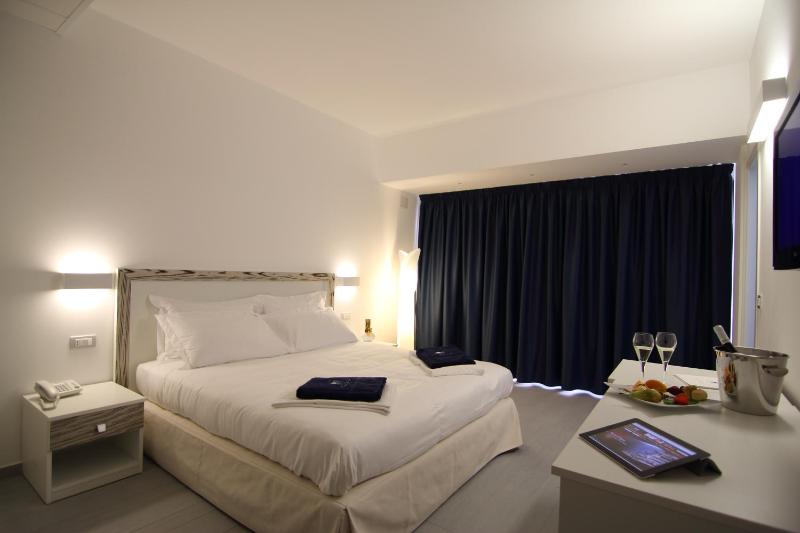 Double Room with Sea View image 2