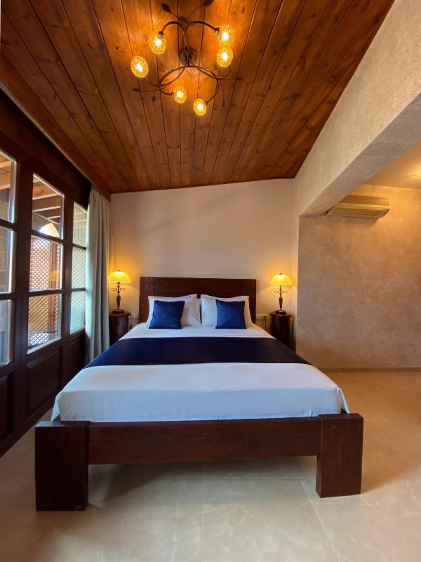 Double Room (with view over the old city and courtyard) image 3