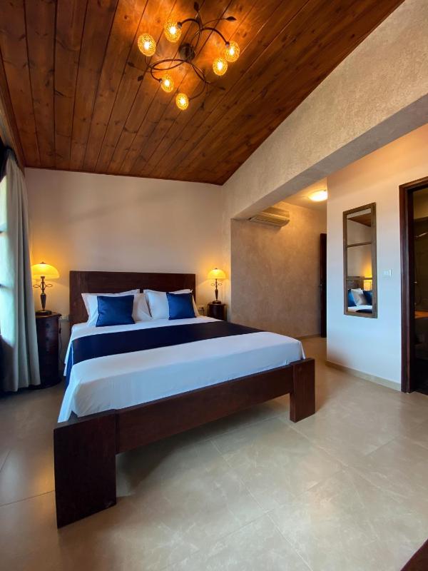 Double Room (with view over the old city and courtyard) image 4