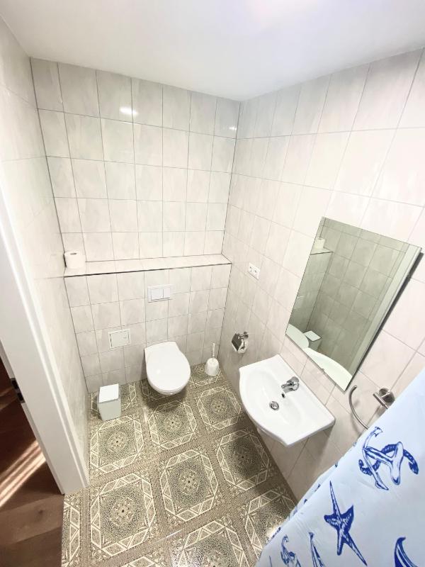Single Room with Bathroom image 1