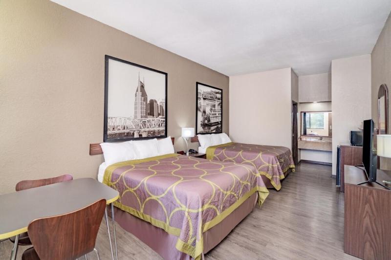 Queen Room with Two Queen Beds - Non-Smoking image 3