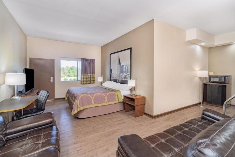 Deluxe King Suite with Spa Bath - Non-Smoking image 2
