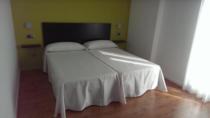 Standard Twin Room image 4