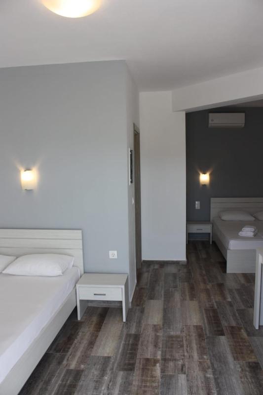 Economy Quadruple Room image 2