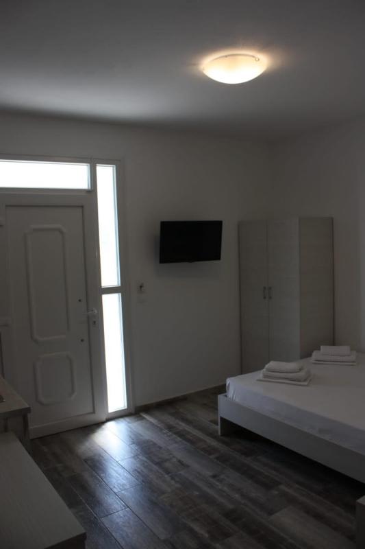 Economy Quadruple Room image 3