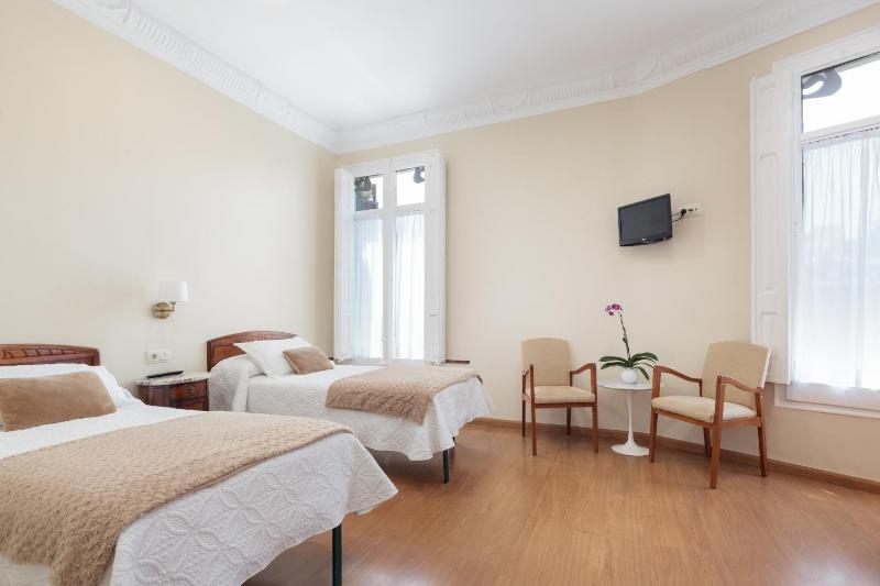 Twin Room with City View image 1