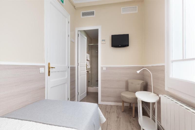 Standard Single Room image 4