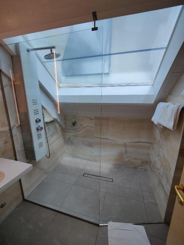 Junior Suite with Partial Sea View image 2