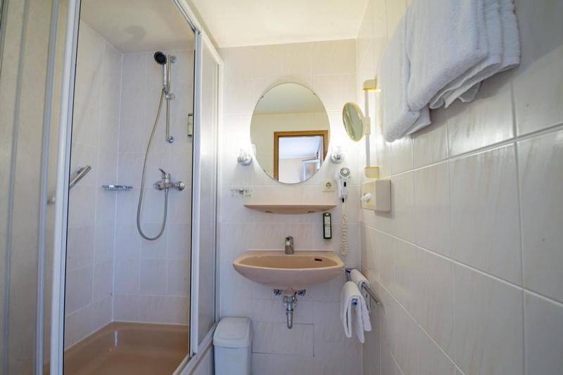 Double Room (not refurbished) image 3