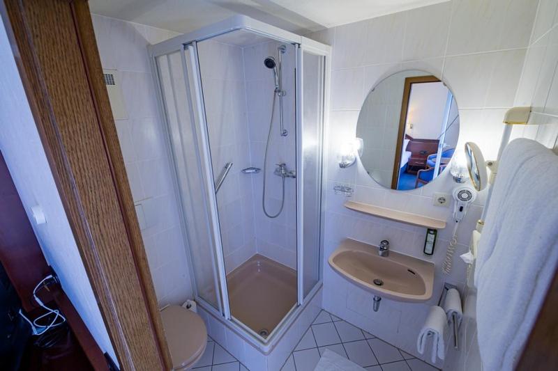 Double Room (not refurbished) image 4