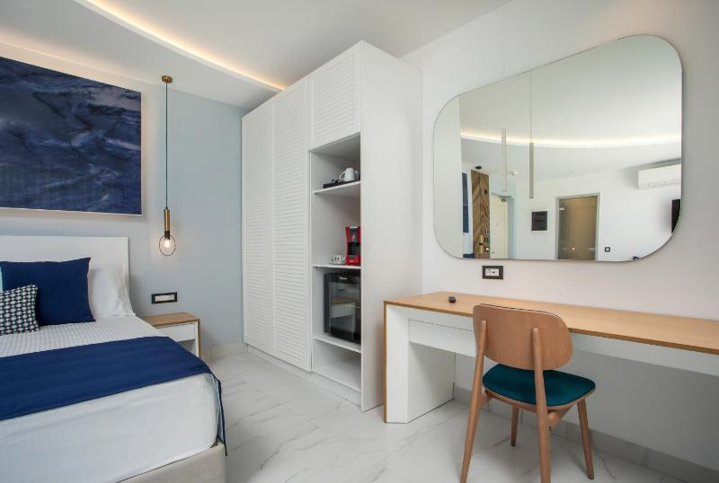 Executive Suite with Sea View & Jacuzzi (Adults Only)  image 4