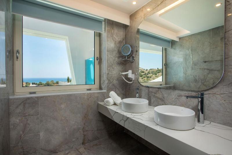 Executive Suite with Sea View & Jacuzzi (Adults Only)  image 3