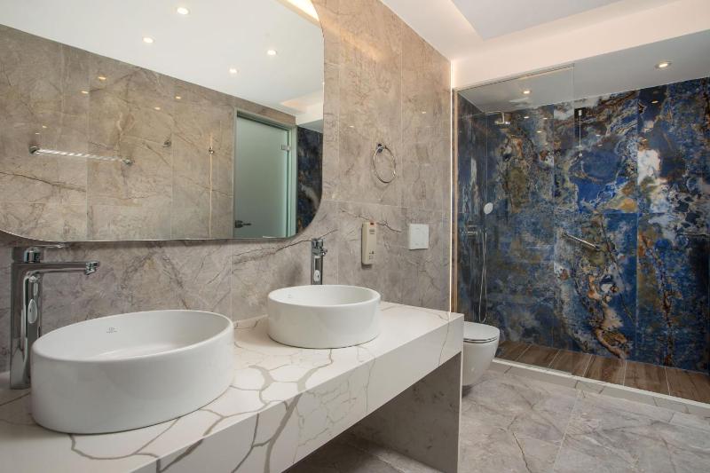 Executive Suite with Sea View & Jacuzzi (Adults Only)  image 2