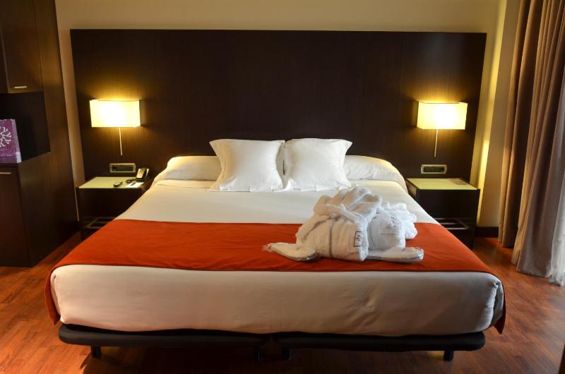 Double Room for Single Use image 3