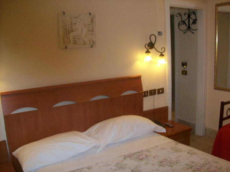 Basic Triple Room image 2