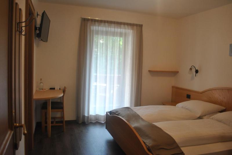 Superior Double Room with Balcony image 3