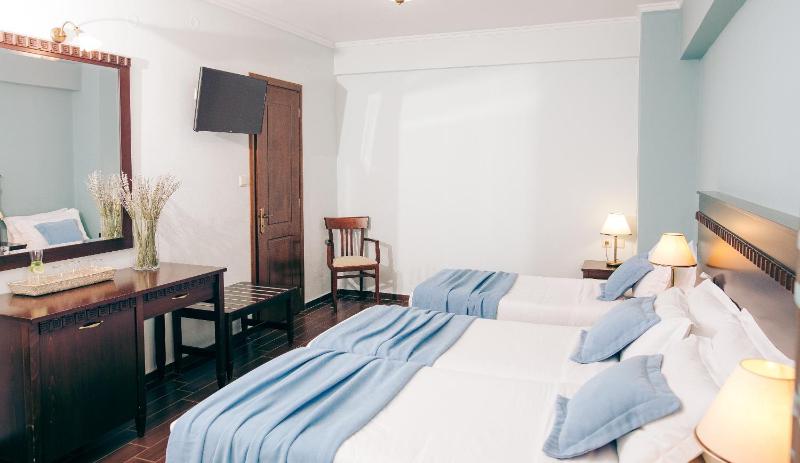 Triple Room with Mountain View image 4