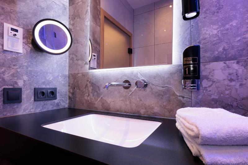 Standard Queen Room image 4