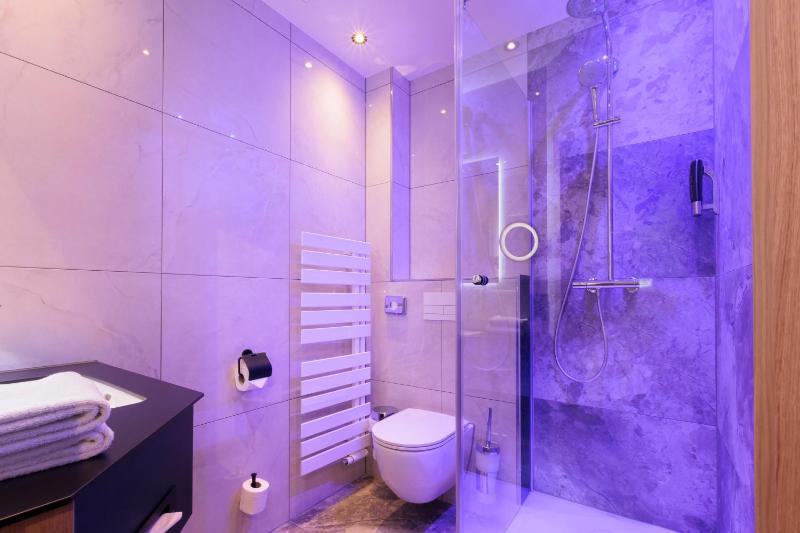 Standard Queen Room image 3