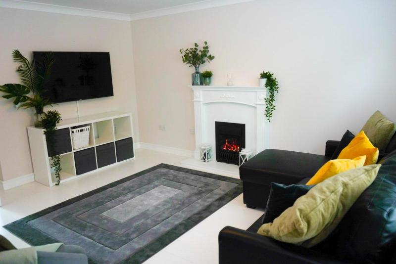 3 BED new build home with FREE parking BHX NEC HS2 CONTRACTORS FAMILIES Images