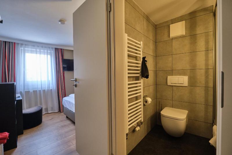 Small Single Room image 4