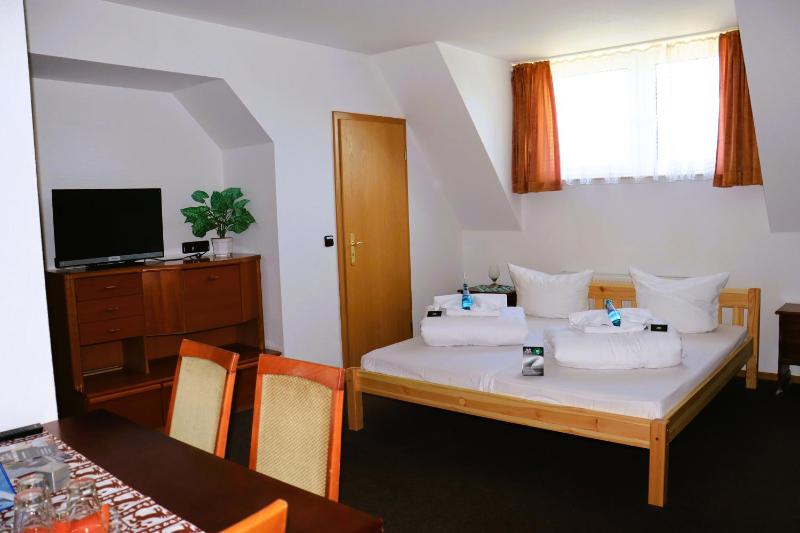 Family Room (4 Adults) image 4