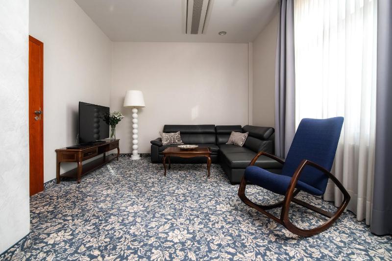 Superior King Suite image 3