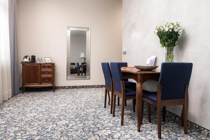 Superior King Suite image 2