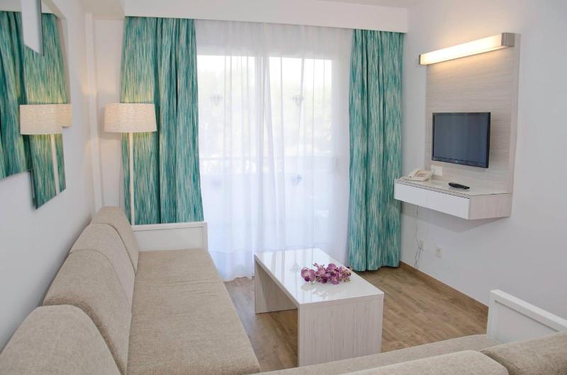 Apartment with Pool View  image 1