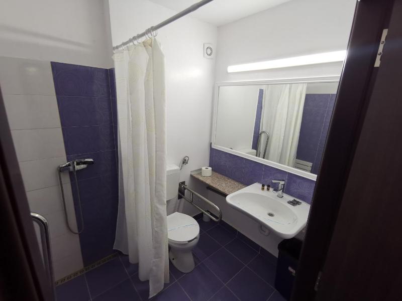 Twin Room - Disability Access image 3