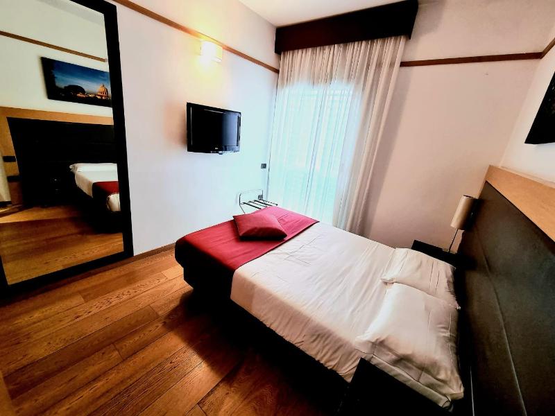 Small Double Room image 4