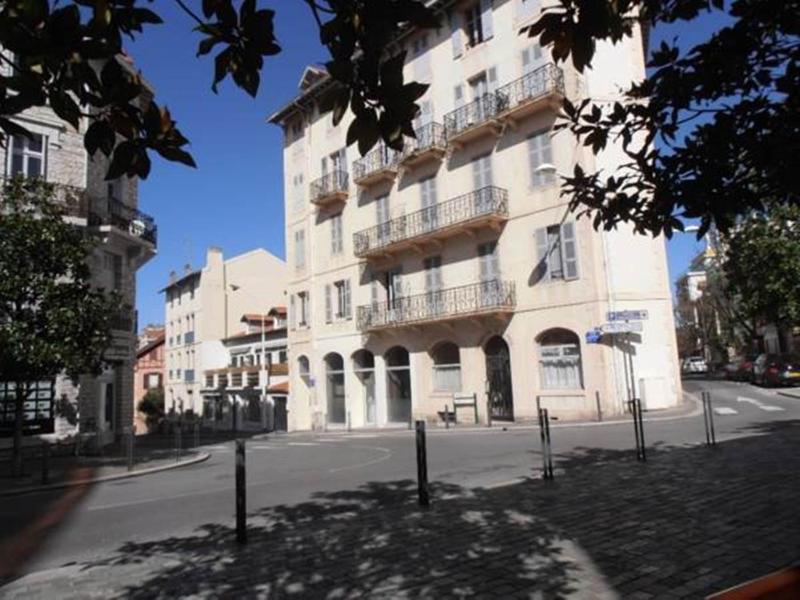 Biarritz's Centre Studio - image 11