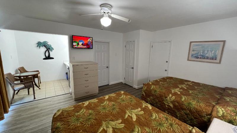 Deluxe Queen Room with Balcony image 3