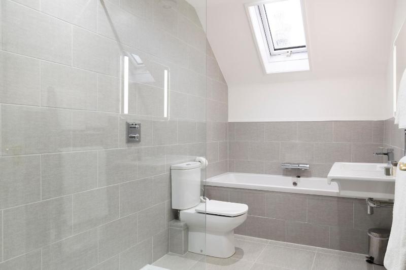 Deluxe Double or Twin Room image 3