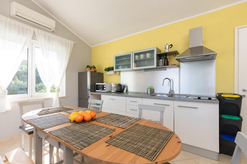 Apartment PORTAPISANA just 50m from the beach - image 29