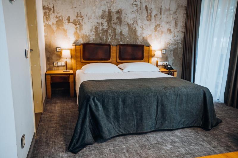 Suite with Balcony and Spa Access image 3
