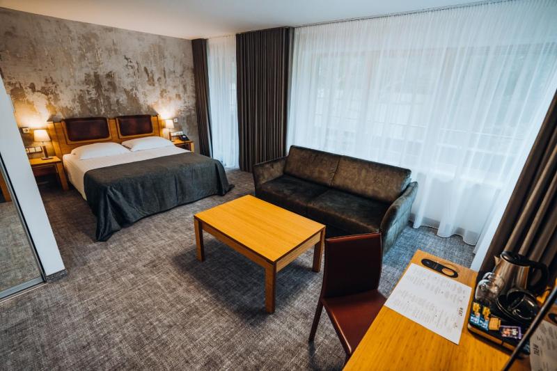 Suite with Balcony and Spa Access image 4