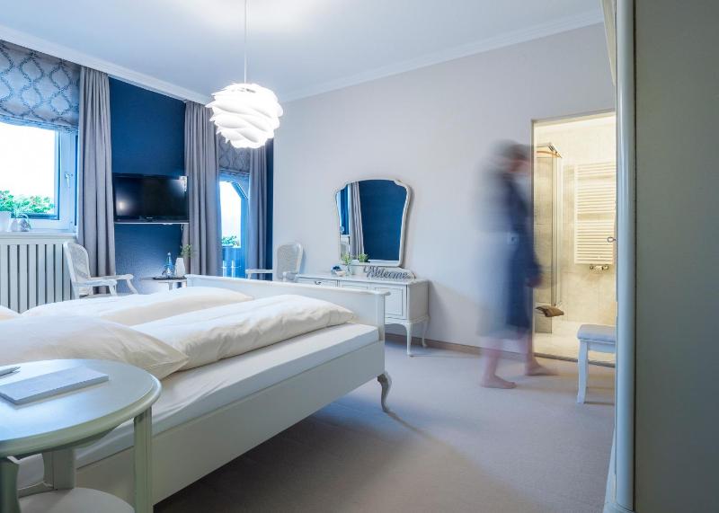 Double Room with Balcony image 4