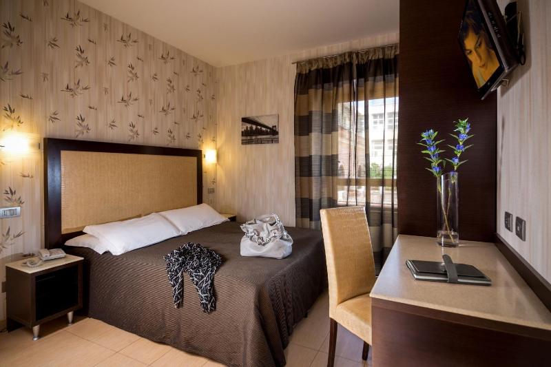 Deluxe Room image 2