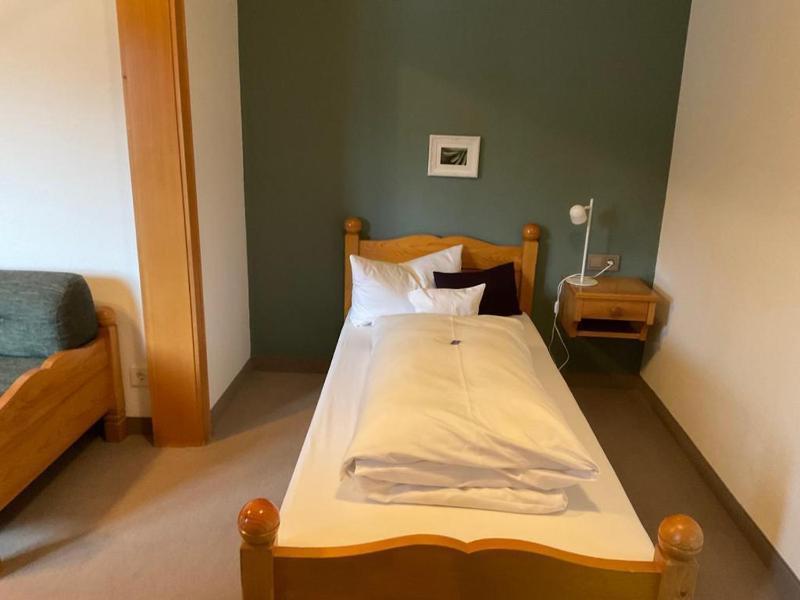Twin Room image 3