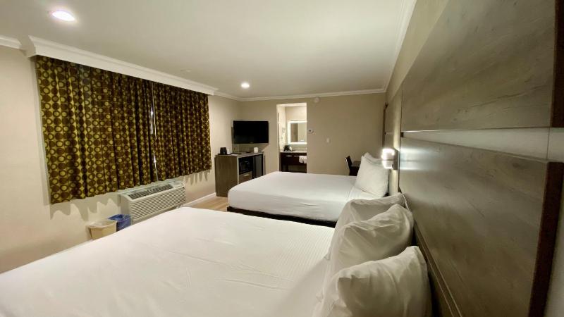 Queen Rooms with Two Queen Beds - Non-Smoking image 4